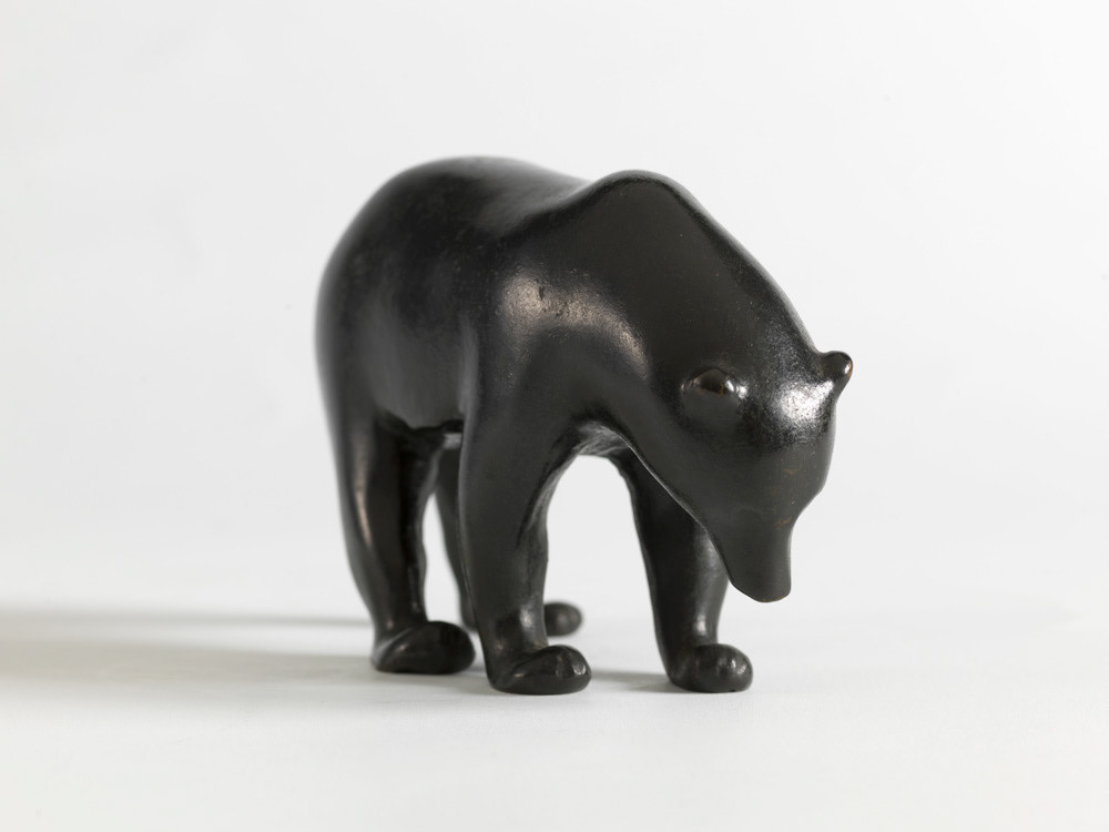 Pompon, François. "Ours brun". Bronze. 1875. Musée des Beaux-Arts de la Ville de Paris, Petit Palais. © Julien vidal / Roger-Viollet