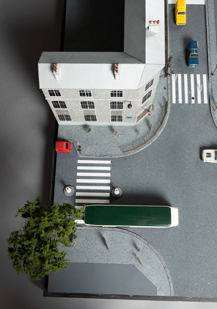 Ville de Paris. Mobilier et dispositif de signalisation aux abords d'une école. Bois, métal, matières plastiques, résine, peinture, accessoires, interrupteurs électriques. Paris, 1980. Paris, musée Carnavalet. © Julien vidal / Roger-Viollet