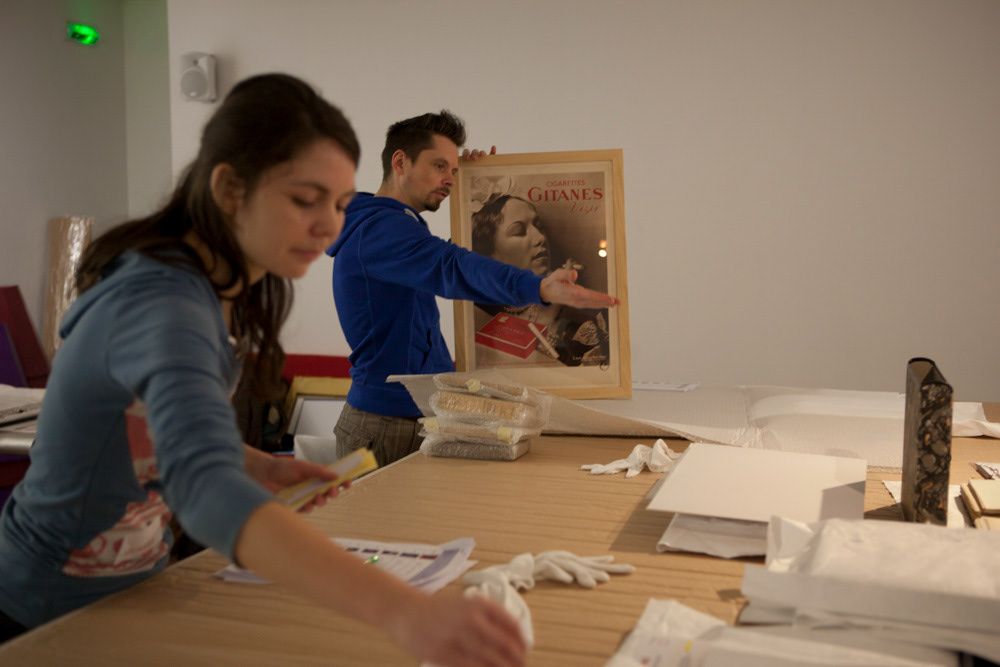 Accrochage de l'exposition "Laure Albin Guillot (1879-1962), l'enjeu classique" au Jeu de Paume. Paris, 18 février 2013.  © Julien Vidal / Parisienne de Photo / Roger-Viollet