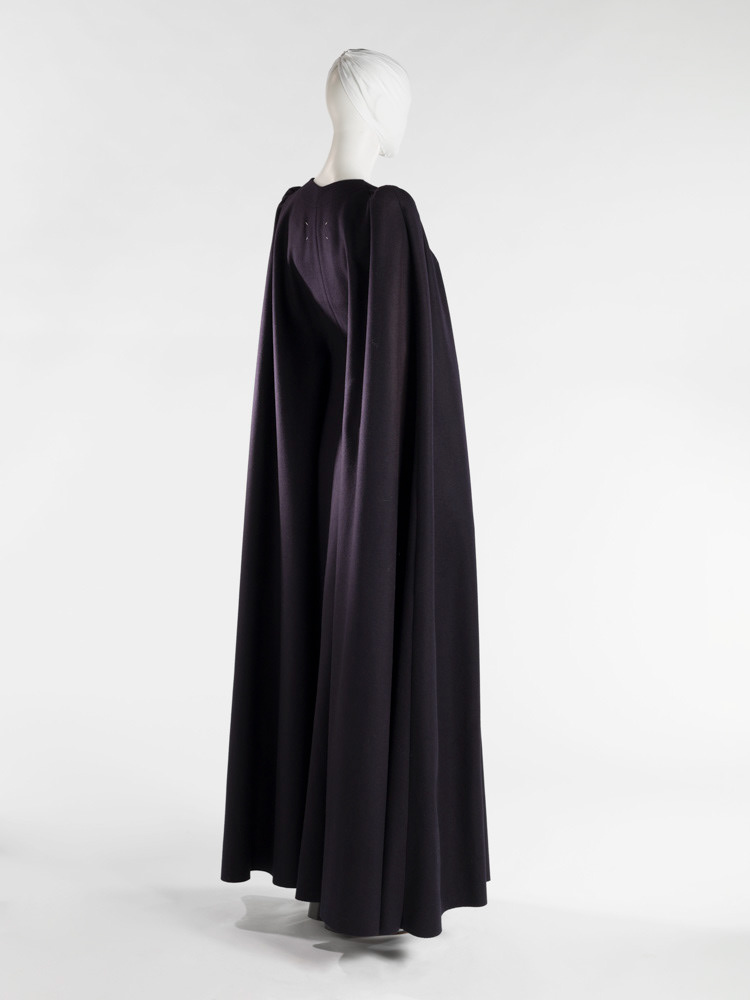 Martin Margiela (né en 1957). Grande cape. Drap de laine et polyamide. Automne-hiver 1991. Galliera, musée de la Mode de la Ville de Paris. © Julien vidal / Roger-Viollet