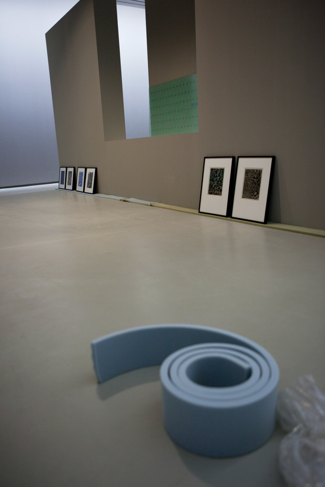 Accrochage de l'exposition "Laure Albin Guillot (1879-1962), l'enjeu classique" au Jeu de Paume. Paris, 18 février 2013.  © Julien Vidal / Parisienne de Photo / Roger-Viollet