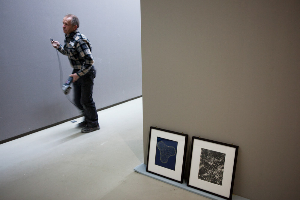 Accrochage de l'exposition "Laure Albin Guillot (1879-1962), l'enjeu classique" au Jeu de Paume. Paris, 18 février 2013.  © Julien Vidal / Parisienne de Photo / Roger-Viollet