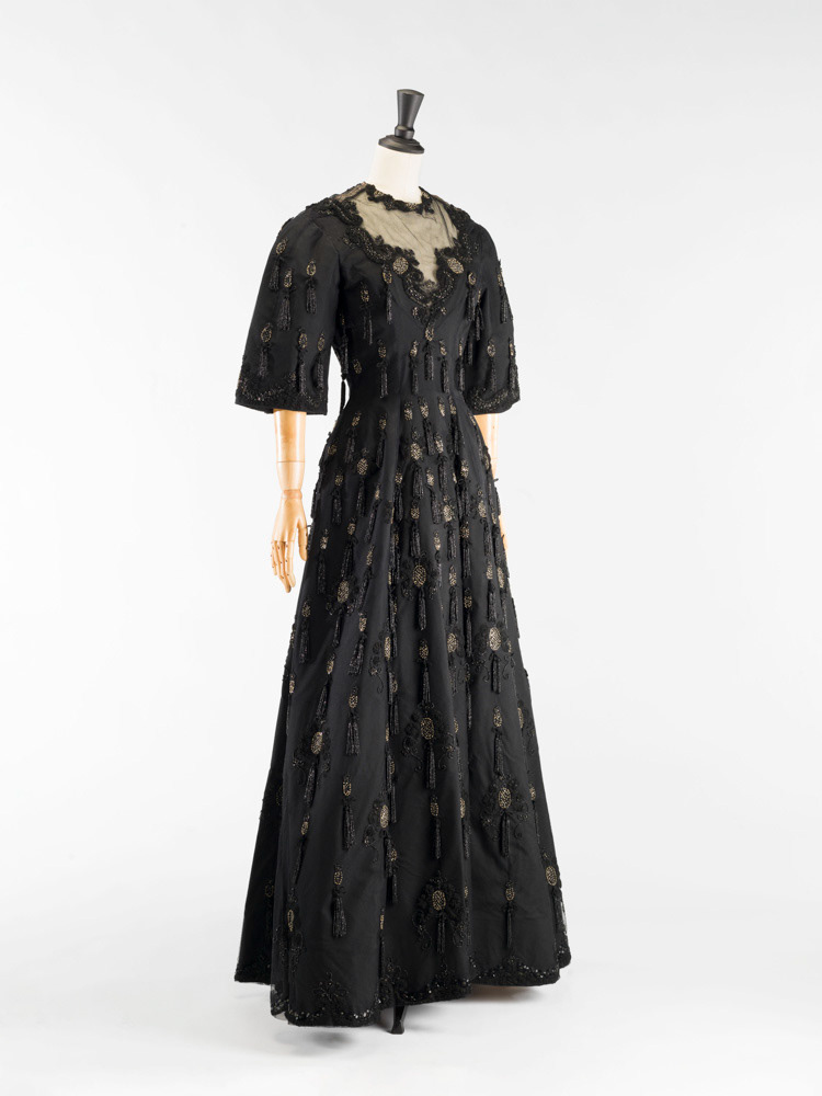 Cristobal Balenciaga (1895-1972). Robe. Tulle noir, sur fond d'ottoman de soie, noir, broderies de perles de rocaille transparentes, perles de rocaille noires, paillettes argent, passementerie noire. 1951-1952. Galliera, musée de la Mode de la Ville de Paris. © Julien vidal / Roger-Viollet