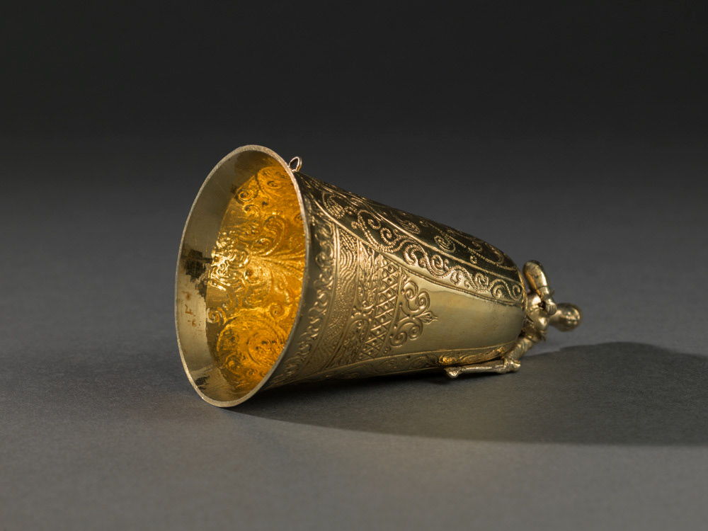 "Gobelet à surprise ou gobelet instable". Argent gravé, ciselé et doré. Réalisé en Allemagne. 1ère moitié du XVIIème siècle. Musée des Beaux-Arts de la Ville de Paris, Petit Palais. © Julien vidal / Roger-Viollet