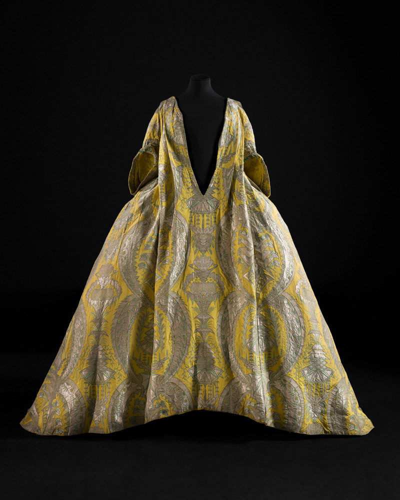 Anonyme. Robe volante. Lampas de soie liseré lancé broché, fils de soie, filés et ondés argent. Vers 1720 (étoffe), vers 1730 (robe). Galliera, musée de la Mode de la Ville de Paris. © Julien vidal / Roger-Viollet