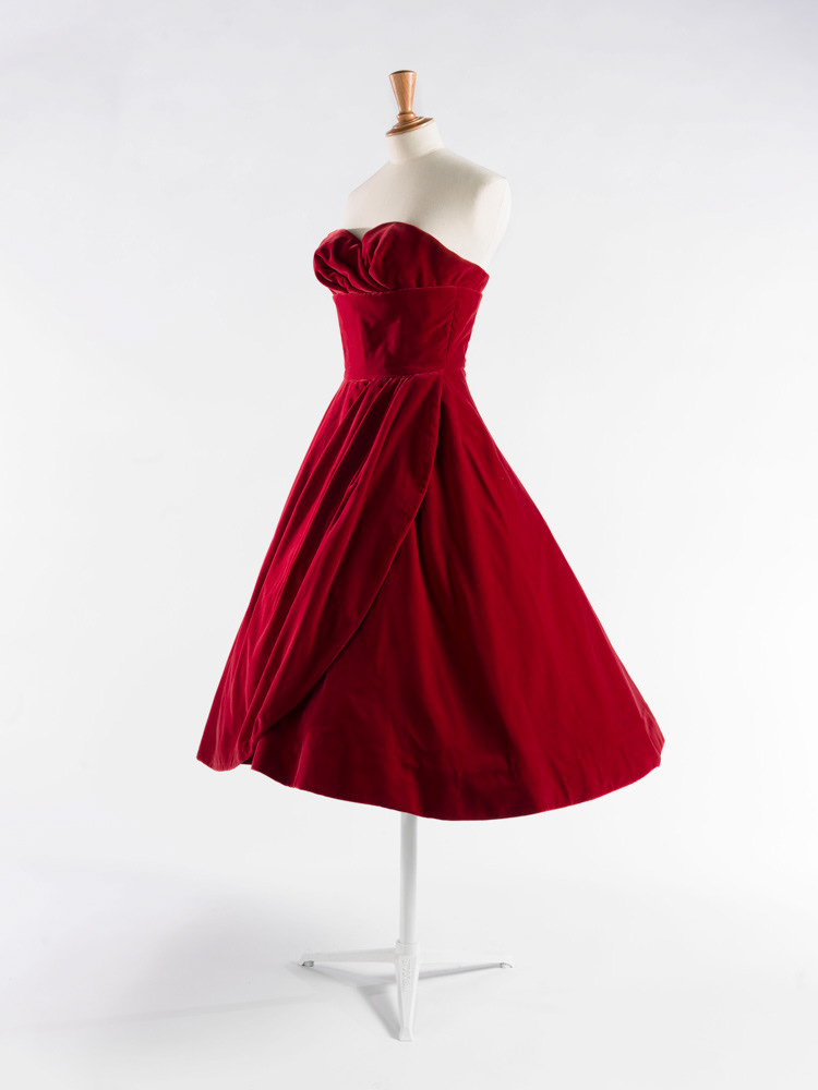Garde-robe de Dalida. Jean Dessès (1904-1970). Robe. Velours de rouge profond, bustier intérieur en tulle de coton noir et baleine métalliques, fond de jupe en taffetas rouge vif doublé de crin, volants en tulle de nylon noir bordé d 'un ruban de crin synthétique noir, fermeture à glissière métallique. 1958. Galliera, musée de la Mode de la Ville de Paris. © Julien vidal / Roger-Viollet