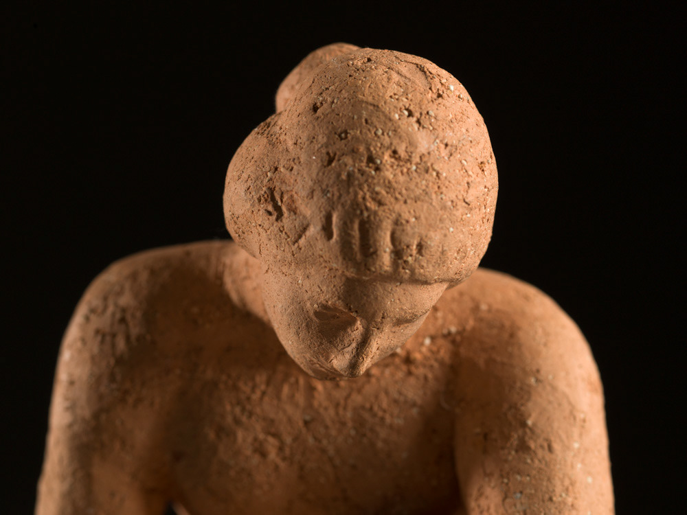 Maillol, Aristide. "Femme se chaussant". Terre cuite. 1908. Musée des Beaux-Arts de la Ville de Paris, Petit Palais. © Julien vidal / Roger-Viollet