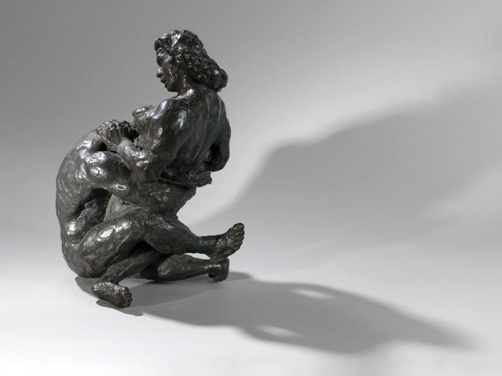 ICHÉ René. "Le couple". Bronze. vers 1935 - 1940. Paris, musée d'Art moderne. © Julien vidal / Roger-Viollet