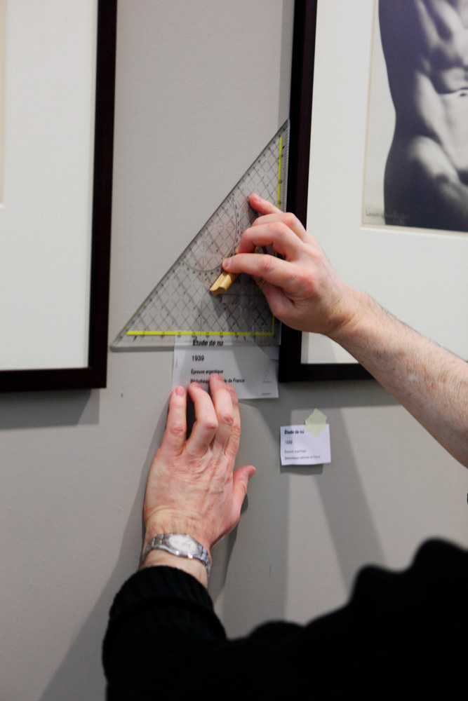 Accrochage de l'exposition "Laure Albin Guillot (1879-1962), l'enjeu classique" au Jeu de Paume. Paris, 18 février 2013.  © Julien Vidal / Parisienne de Photo / Roger-Viollet