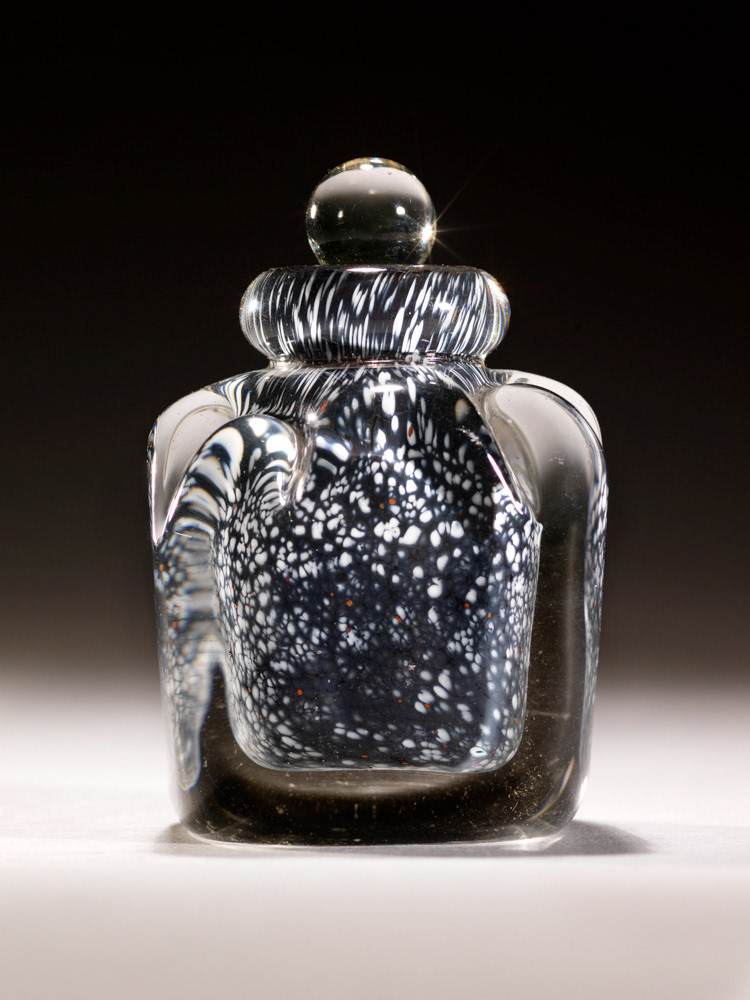 MARINOT Maurice. "Flacon Petit flacon rectangulaire". Verre. 1934. Paris, musée d'Art moderne. © Julien vidal / Roger-Viollet