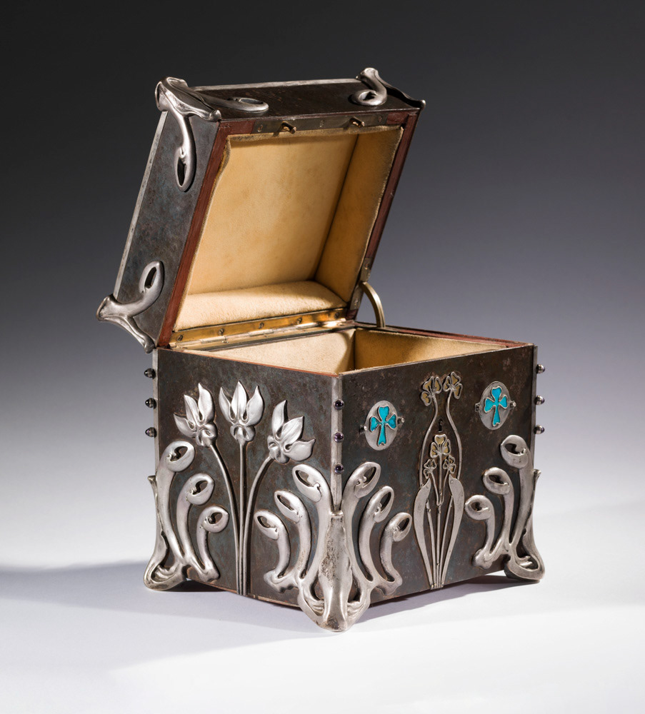 Jacquin, Georges-Arthur. "Coffret". Plaque de fer montées sur une âme de bois, décor en argent et argent doré, partiellement émaillé, cabochons en verre aux angles. 1900. Musée des Beaux-Arts de la Ville de Paris, Petit Palais© Julien vidal / Roger-Viollet.