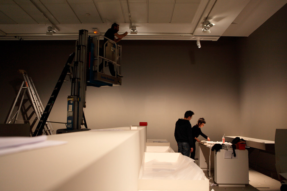 Accrochage de l'exposition "Laure Albin Guillot (1879-1962), l'enjeu classique" au Jeu de Paume. Paris, 18 février 2013.  © Julien Vidal / Parisienne de Photo / Roger-Viollet