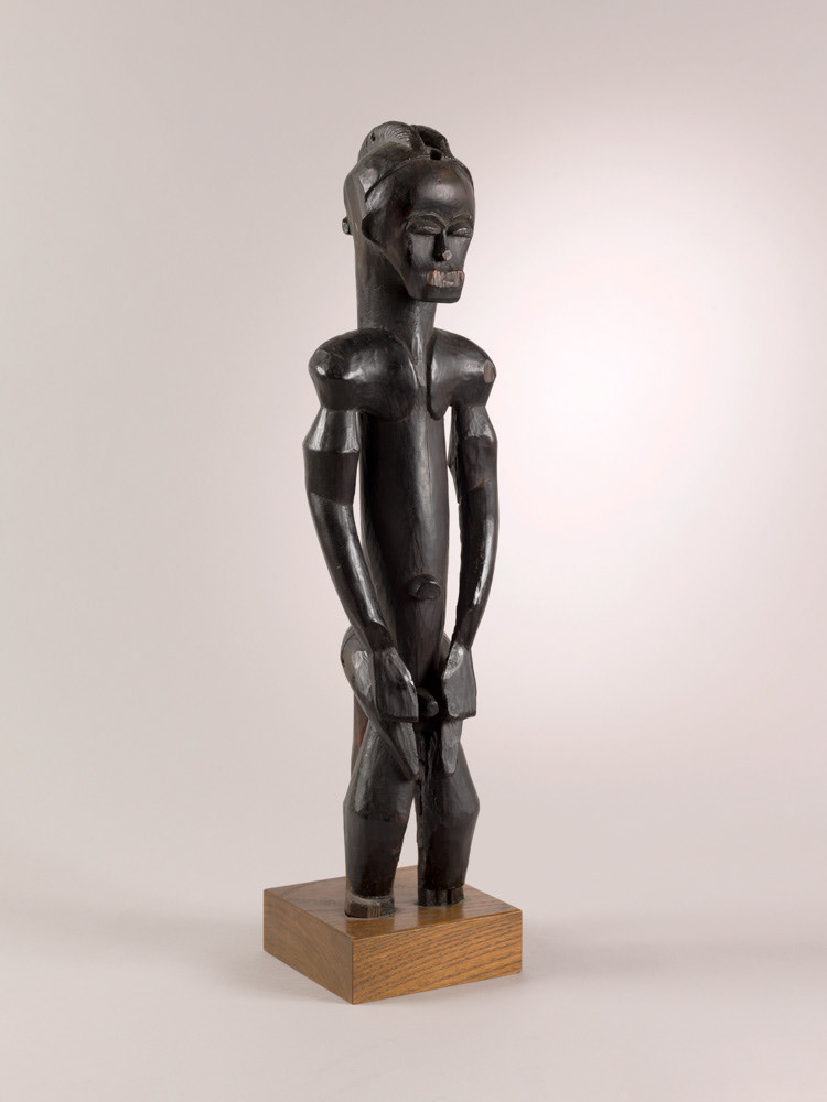 Anonyme (Nord-Gabon, Fang). "Statue d'ancêtre". Bois noirci. Paris, musée d'Art moderne. © Julien vidal / Roger-Viollet