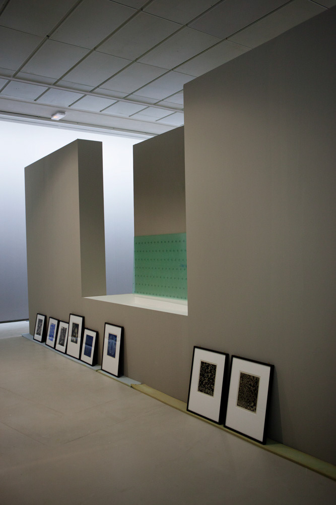 Accrochage de l'exposition "Laure Albin Guillot (1879-1962), l'enjeu classique" au Jeu de Paume. Paris, 18 février 2013.  © Julien Vidal / Parisienne de Photo / Roger-Viollet