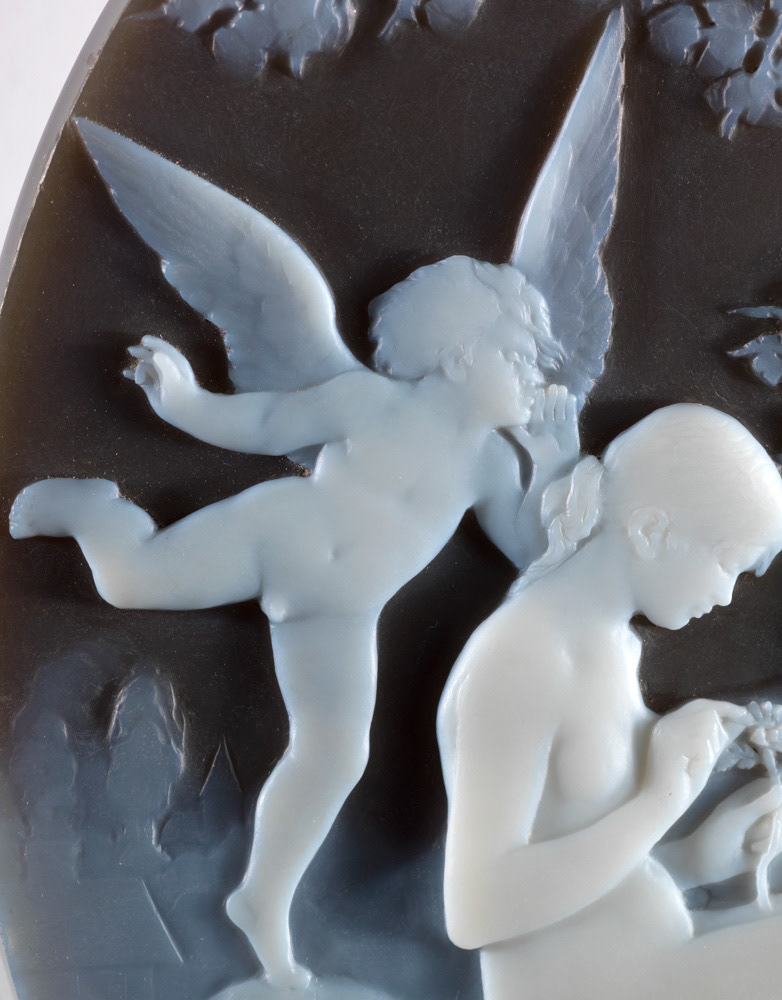 Tonnellier, Georges. "Idylle". Camée sur sardonyx à deux couches. 1900. Musée des Beaux-Arts de la Ville de Paris, Petit Palais. © Julien vidal / Roger-Viollet