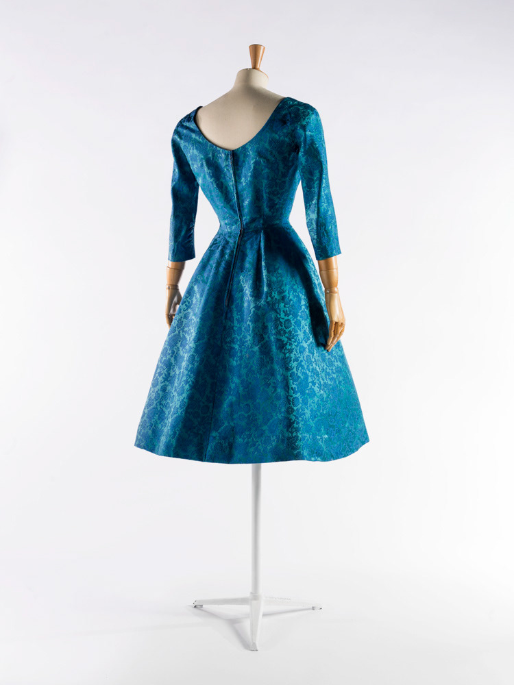 Garde-robe de Dalida. Jean Dessès (1904-1970). Robe et fond de robe. Satin façonné bleu turquoise à décor bleu nuit, fond en taffetas de soie parme, doublé de crin marine, volants de tulle turquoise. 1959. Galliera, musée de la Mode de la Ville de Paris. © Julien vidal / Roger-Viollet