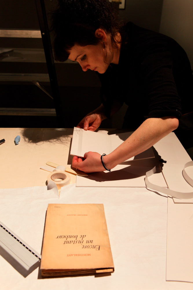 Accrochage de l'exposition "Laure Albin Guillot (1879-1962), l'enjeu classique" au Jeu de Paume. Paris, 18 février 2013.  © Julien Vidal / Parisienne de Photo / Roger-Viollet