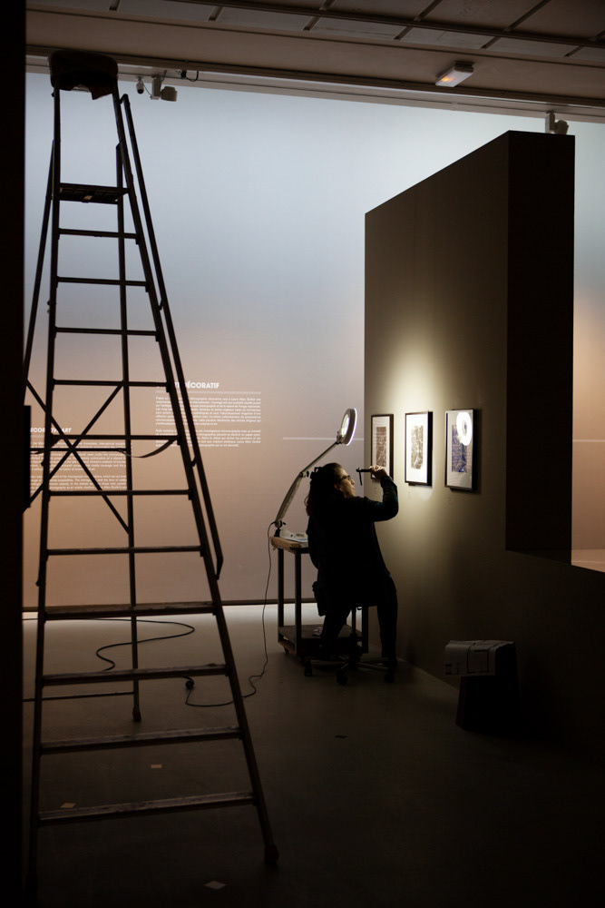 Accrochage de l'exposition "Laure Albin Guillot (1879-1962), l'enjeu classique" au Jeu de Paume. Paris, 18 février 2013.  © Julien Vidal / Parisienne de Photo / Roger-Viollet