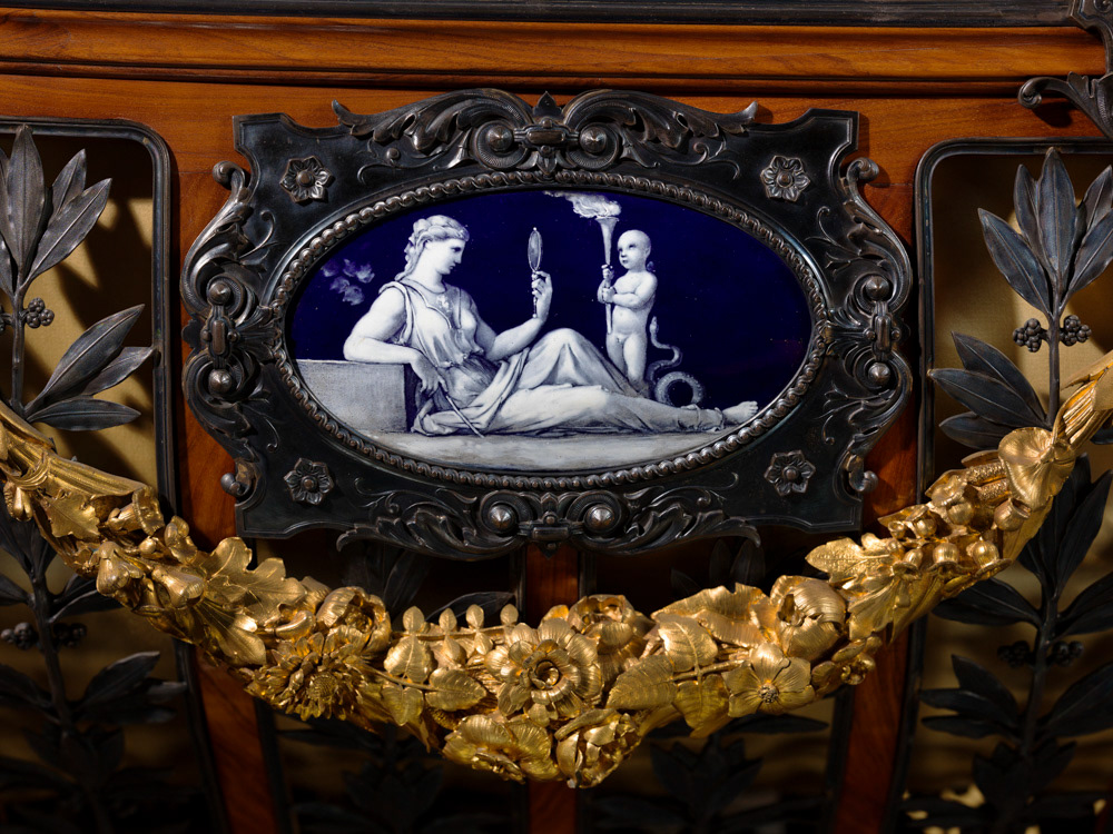 Guillaume Grohé (1808-1885), ébéniste, Emile Froment-Meurice (1837-1913), orfèvre, d'après des dessins de Victor Baltard (1805-1874). "Berceau du prince impérial Louis-Napoléon (1856-1879)". Bois de rose, vermeil, argent, émaux. 1856. Paris, musée Carnavalet. © Julien vidal / Roger-Viollet