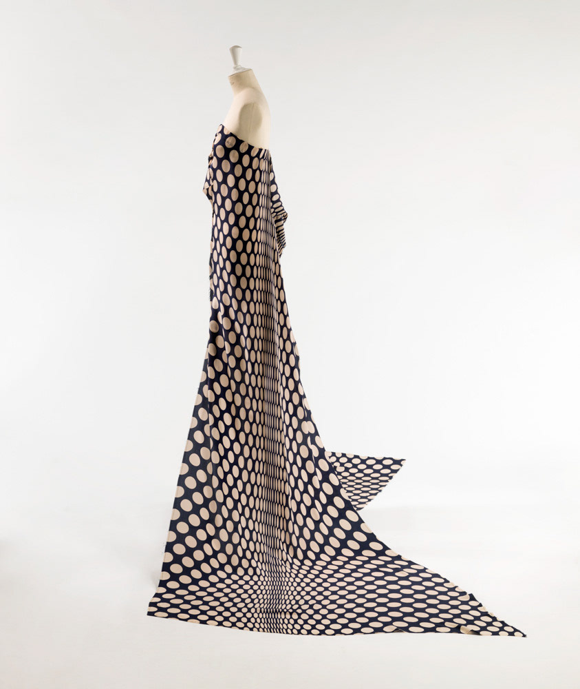 Martin Margiela (né en 1957). Robe coupée dans deux panneaux de tissu. Crêpe de soie imprimé. Printemps-été 2006-Printemps-été 2006. Galliera, musée de la Mode de la Ville de Paris. © Julien vidal / Roger-Viollet