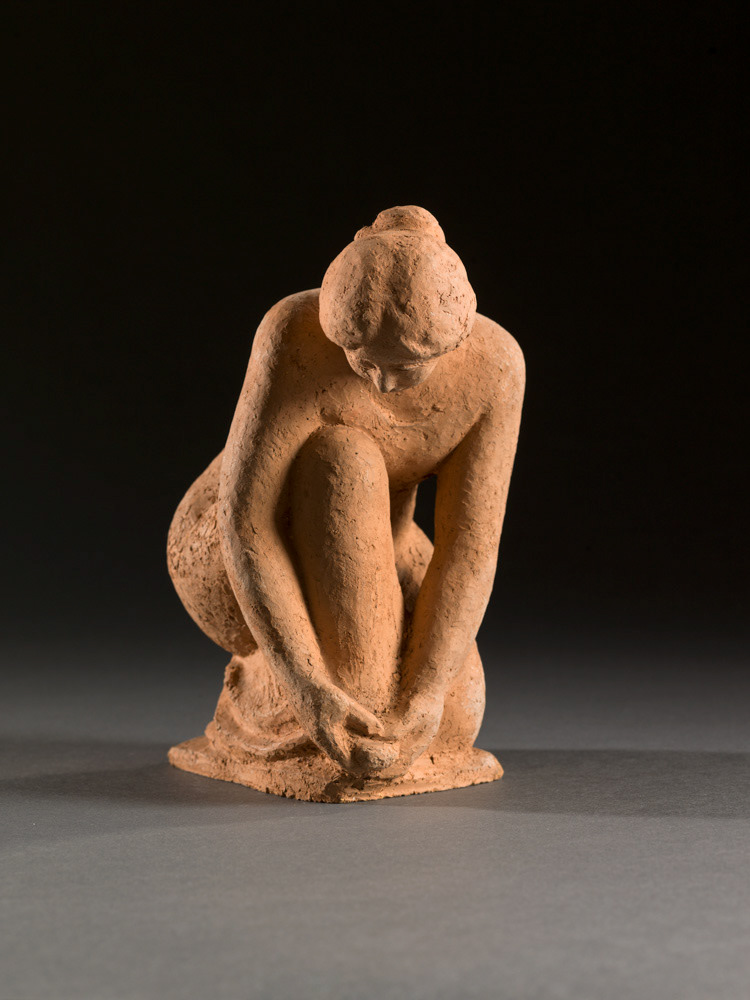 Maillol, Aristide. "Femme agenouillée tenant son pied droit". Terre cuite. 1918. Musée des Beaux-Arts de la Ville de Paris, Petit Palais. © Julien vidal / Roger-Viollet