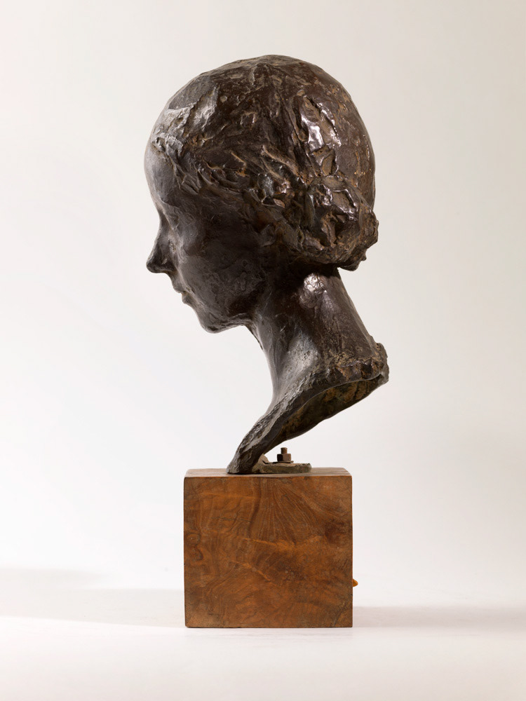 OSOUF Jean. "Tête de jeune fille". Bronze. Paris, musée d'Art moderne.  © Julien vidal / Roger-Viollet