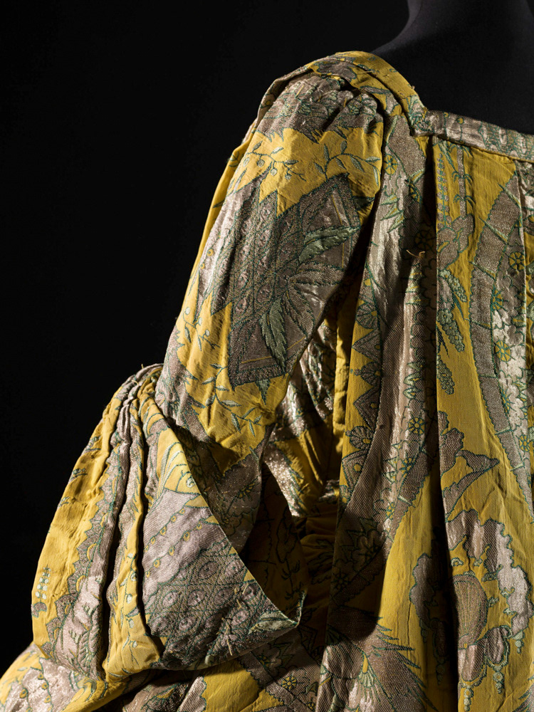 Anonyme. Robe volante. Lampas de soie liseré lancé broché, fils de soie, filés et ondés argent. Vers 1720 (étoffe), vers 1730 (robe). Galliera, musée de la Mode de la Ville de Paris. © Julien vidal / Roger-Viollet