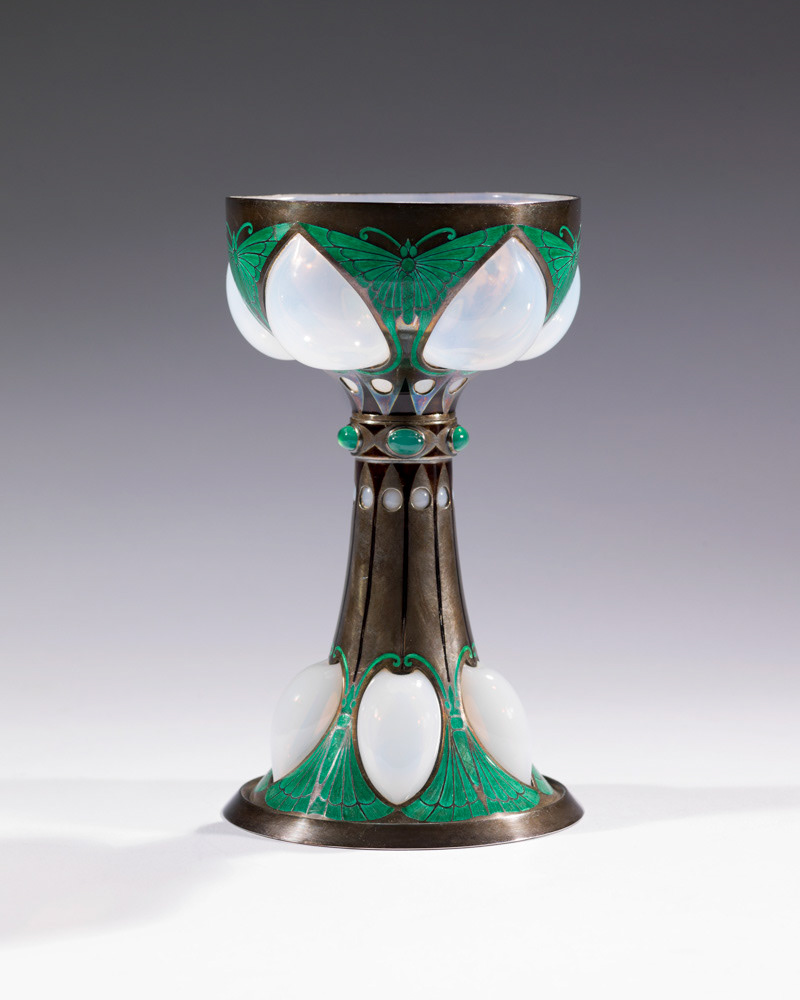 Feuillâtre, Eugène. "Calice". Emaux opaques sur argent et émaux cloisonnés translucides à jour. 1er quart du vingtième siècle. Musée des Beaux-Arts de la Ville de Paris, Petit Palais. © Julien vidal / Roger-Viollet
