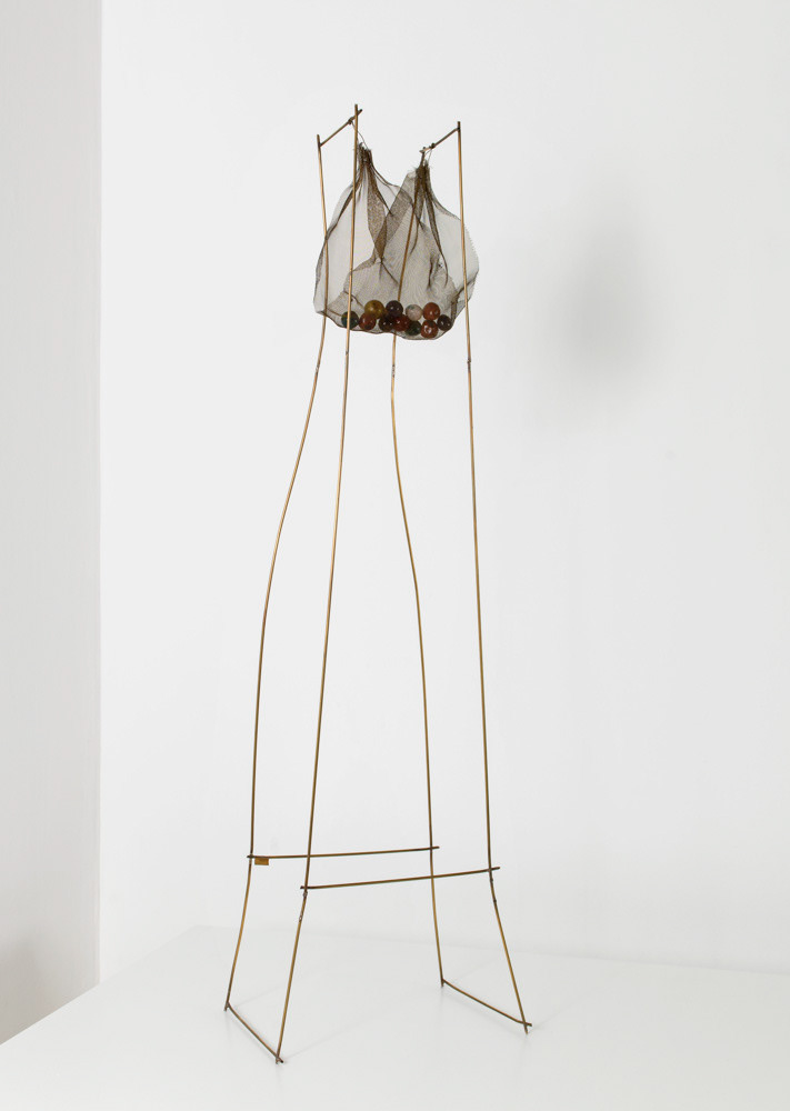 Fausto Melotti (1901-1986). "Il sacco". Laiton et céramique. 1969. Paris, musée d'Art moderne. © Julien vidal / Roger-Viollet