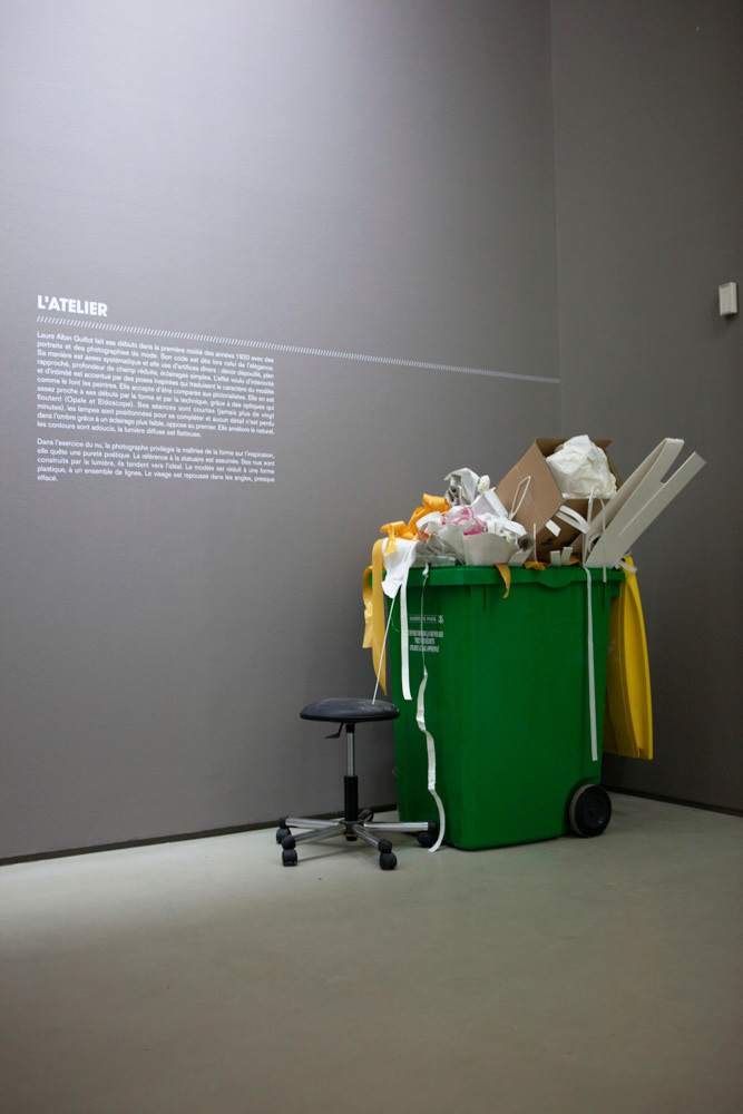 Accrochage de l'exposition "Laure Albin Guillot (1879-1962), l'enjeu classique" au Jeu de Paume. Paris, 18 février 2013.  © Julien Vidal / Parisienne de Photo / Roger-Viollet