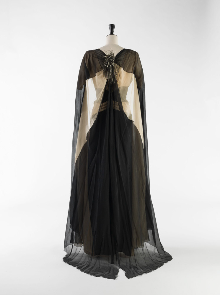 ina Ricci (1883-1970). Ensemble du soir (robe et boléro). Sergé de soie noire et crème. Mousseline de soie crème et noire. Plumes d’autruche. Vers 1937. Galliera, musée de la Mode de la Ville de Paris. © Julien vidal / Roger-Viollet