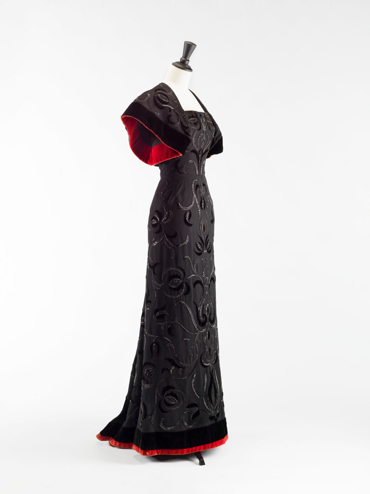 Cristobal Balenciaga (1895-1972). Boléro et robe fourreau. Robe. Ensemble en lainage noir, velours de soie noir et rouge, doublure crêpe de Chine noir, broderies d'applications de velours perles tubes de jais. 1947-1948. Galliera, musée de la Mode de la Ville de Paris. © Julien vidal / Roger-Viollet