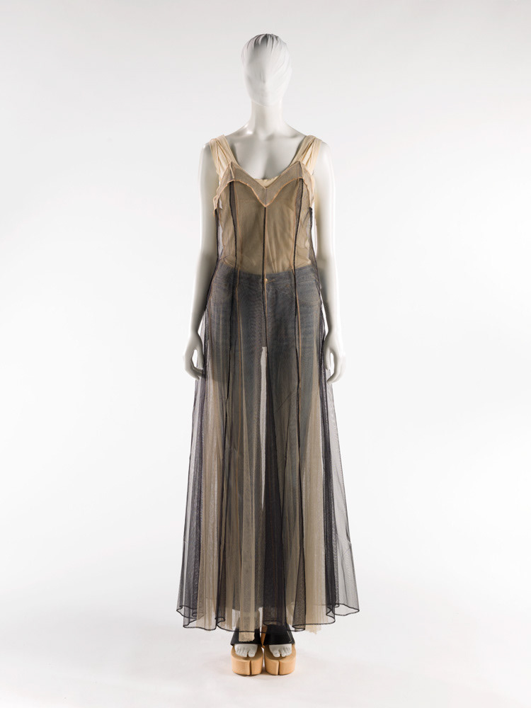 Martin Margiela (né en 1957). Robe à double tulle, Marcel à pinces porté en robe, jean et paire de sandales tabi. Double tulle polyester. Jersey de viscose. Cuir agrafé, bois et gomme. Printemps-été 1991. Galliera, musée de la Mode de la Ville de Paris. © Julien vidal / Roger-Viollet