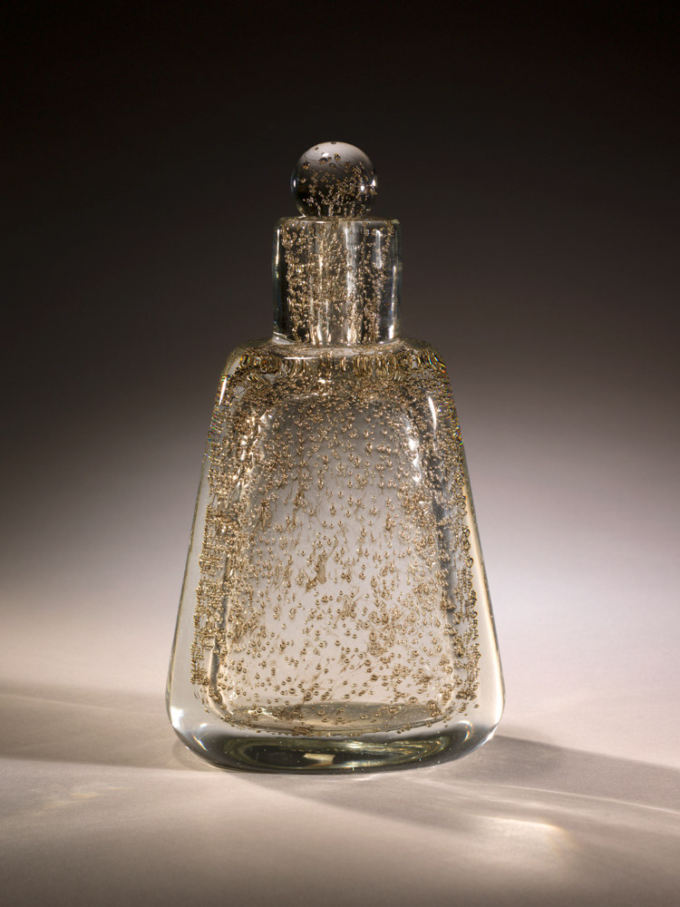 MARINOT Maurice. "Bouteille pyramidale". Verre. 1931. Paris, musée d'Art moderne. © Julien vidal / Roger-Viollet