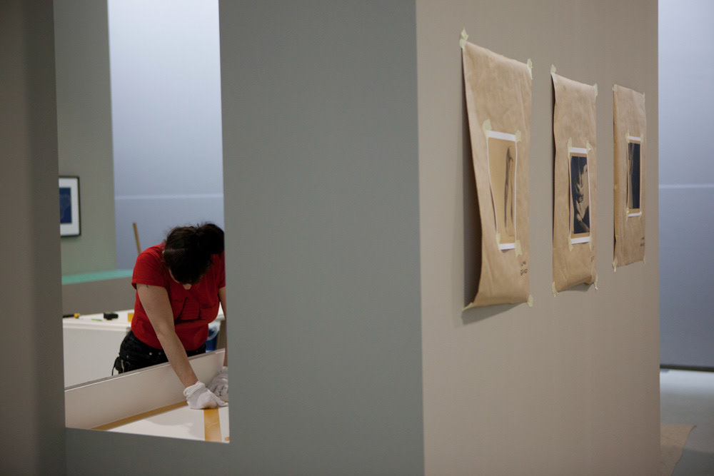 Accrochage de l'exposition "Laure Albin Guillot (1879-1962), l'enjeu classique" au Jeu de Paume. Paris, 18 février 2013.  © Julien Vidal / Parisienne de Photo / Roger-Viollet