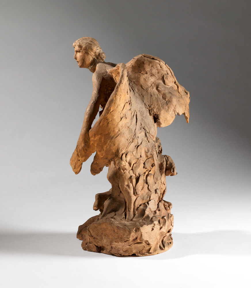 Anonyme. "Femme ailée protégeant quatre enfants". Terre cuite. Musée des Beaux-Arts de la Ville de Paris, Petit Palais. © Julien vidal / Roger-Viollet