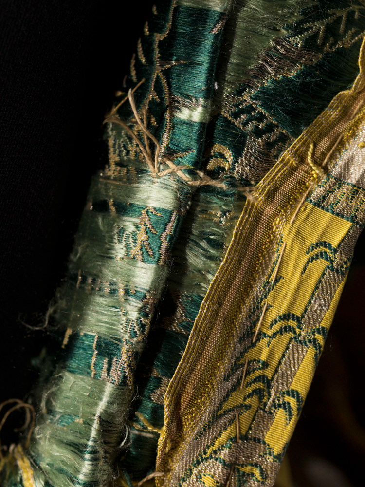 Anonyme. Robe volante. Lampas de soie liseré lancé broché, fils de soie, filés et ondés argent. Vers 1720 (étoffe), vers 1730 (robe). Galliera, musée de la Mode de la Ville de Paris. © Julien vidal / Roger-Viollet