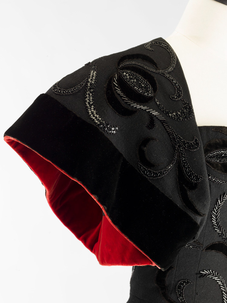 Cristobal Balenciaga (1895-1972). Boléro et robe fourreau. Robe. Ensemble en lainage noir, velours de soie noir et rouge, doublure crêpe de Chine noir, broderies d'applications de velours perles tubes de jais. 1947-1948. Galliera, musée de la Mode de la Ville de Paris. © Julien vidal / Roger-Viollet