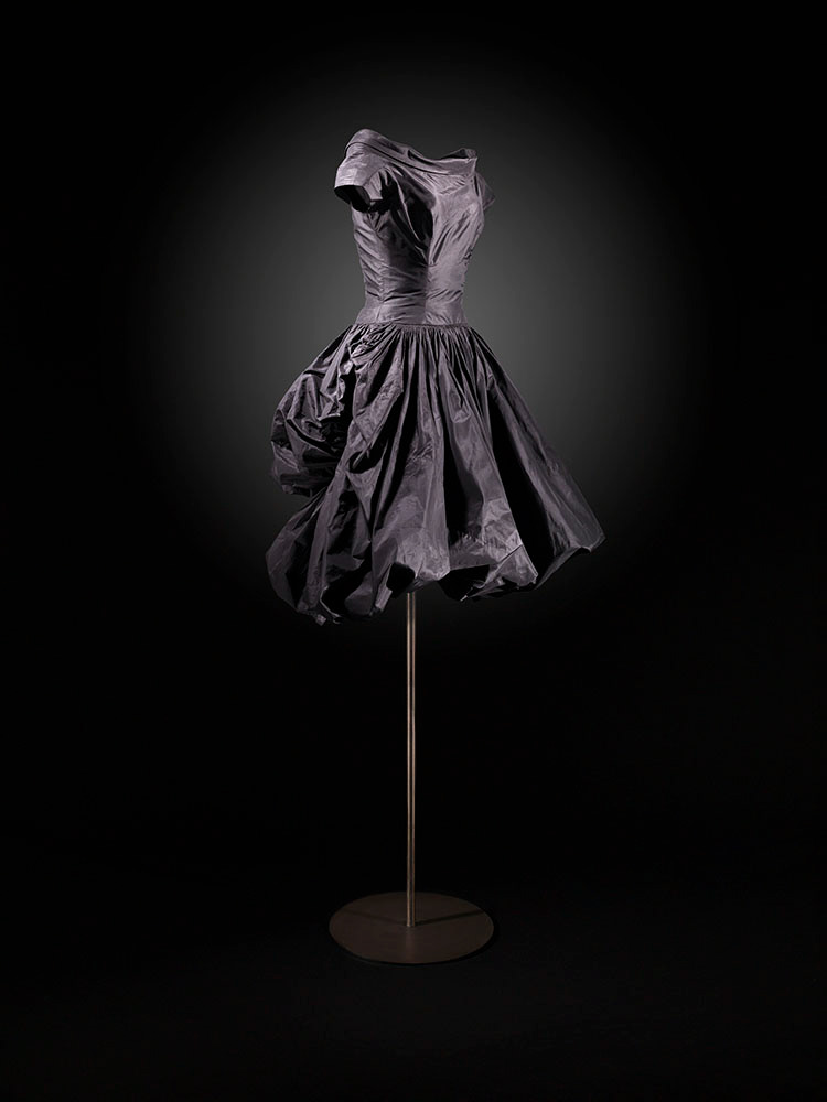 BALENCIAGA - Haute Couture - Automne-hiver 1954 © Julien Vidal / Fondation Azzedine Alaïa