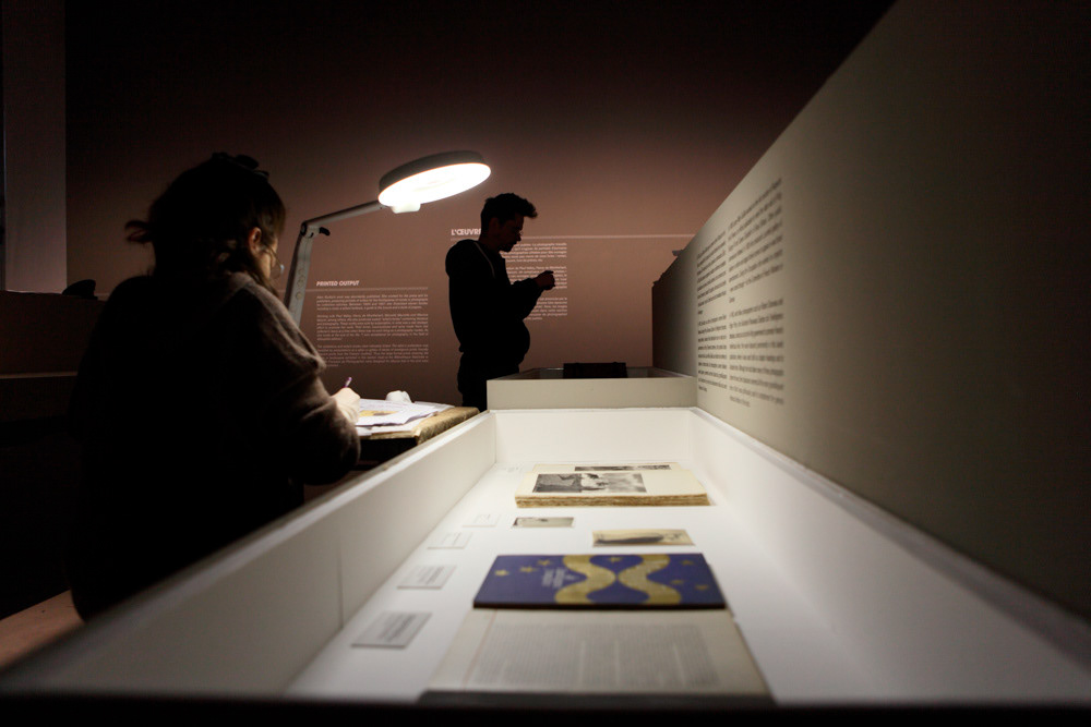 Accrochage de l'exposition "Laure Albin Guillot (1879-1962), l'enjeu classique" au Jeu de Paume. Paris, 18 février 2013.  © Julien Vidal / Parisienne de Photo / Roger-Viollet