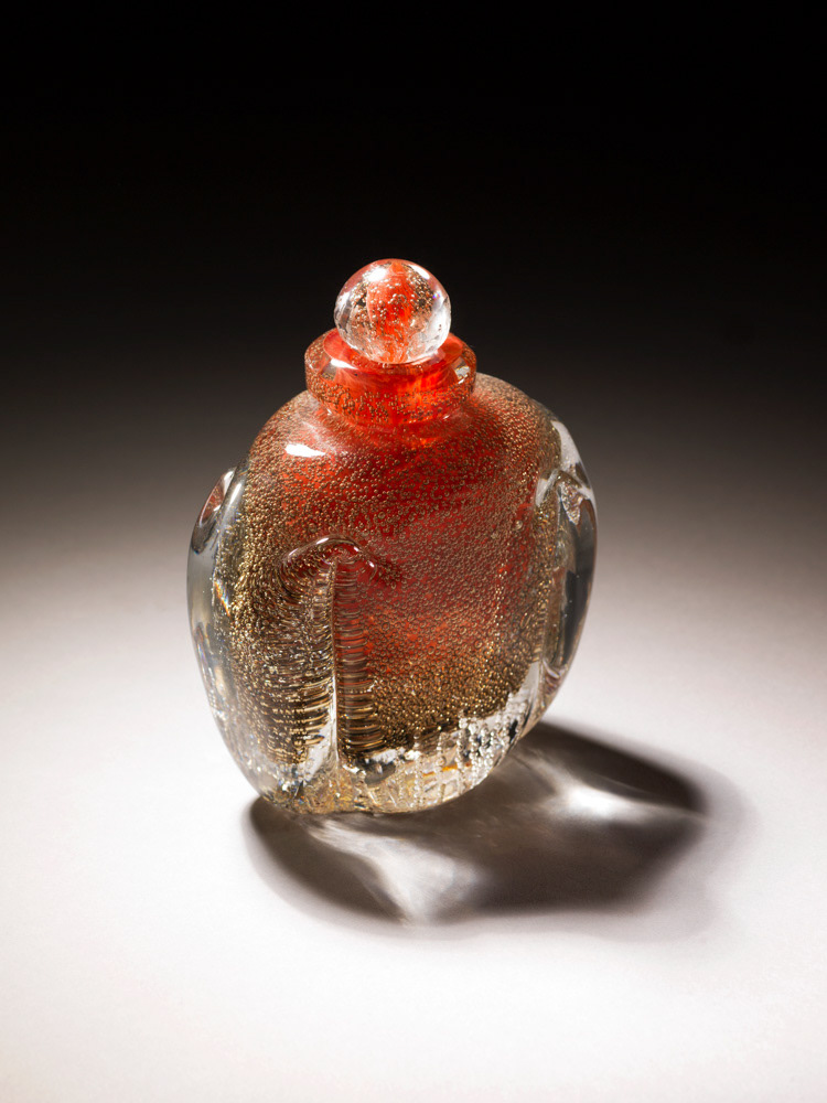 MARINOT Maurice. "Flacon méplat modelé à chaud". Verre. 1933. Paris, musée d'Art moderne. © Julien vidal / Roger-Viollet