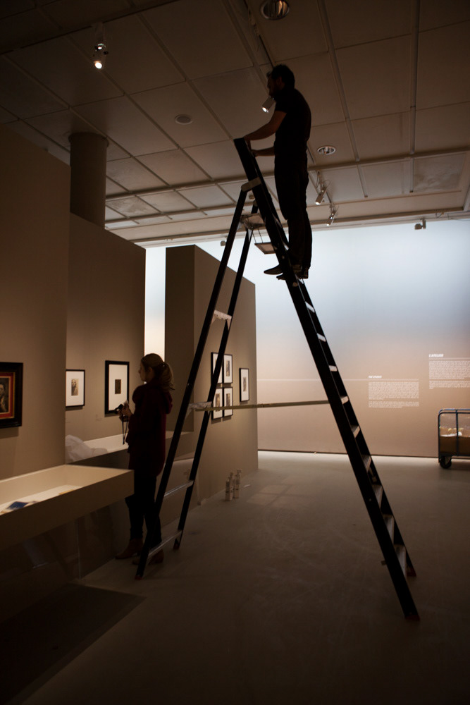 Accrochage de l'exposition "Laure Albin Guillot (1879-1962), l'enjeu classique" au Jeu de Paume. Paris, 18 février 2013.  © Julien Vidal / Parisienne de Photo / Roger-Viollet