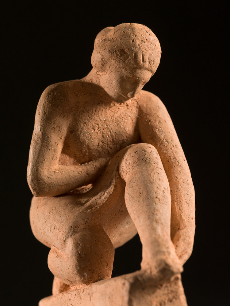 Maillol, Aristide. "Femme se chaussant". Terre cuite. 1908. Musée des Beaux-Arts de la Ville de Paris, Petit Palais. © Julien vidal / Roger-Viollet
