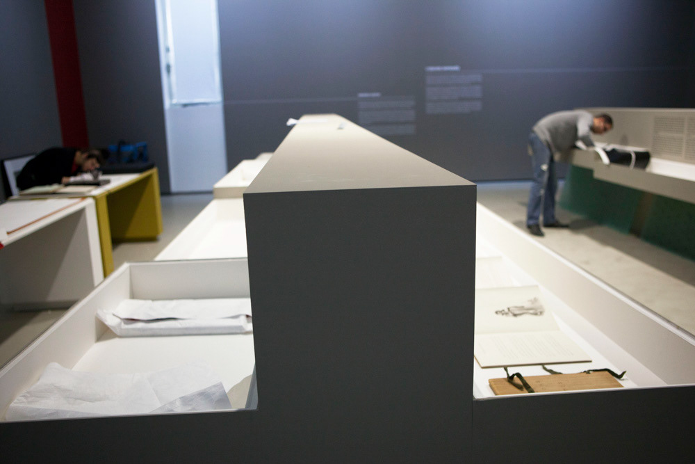 Accrochage de l'exposition "Laure Albin Guillot (1879-1962), l'enjeu classique" au Jeu de Paume. Paris, 18 février 2013.  © Julien Vidal / Parisienne de Photo / Roger-Viollet