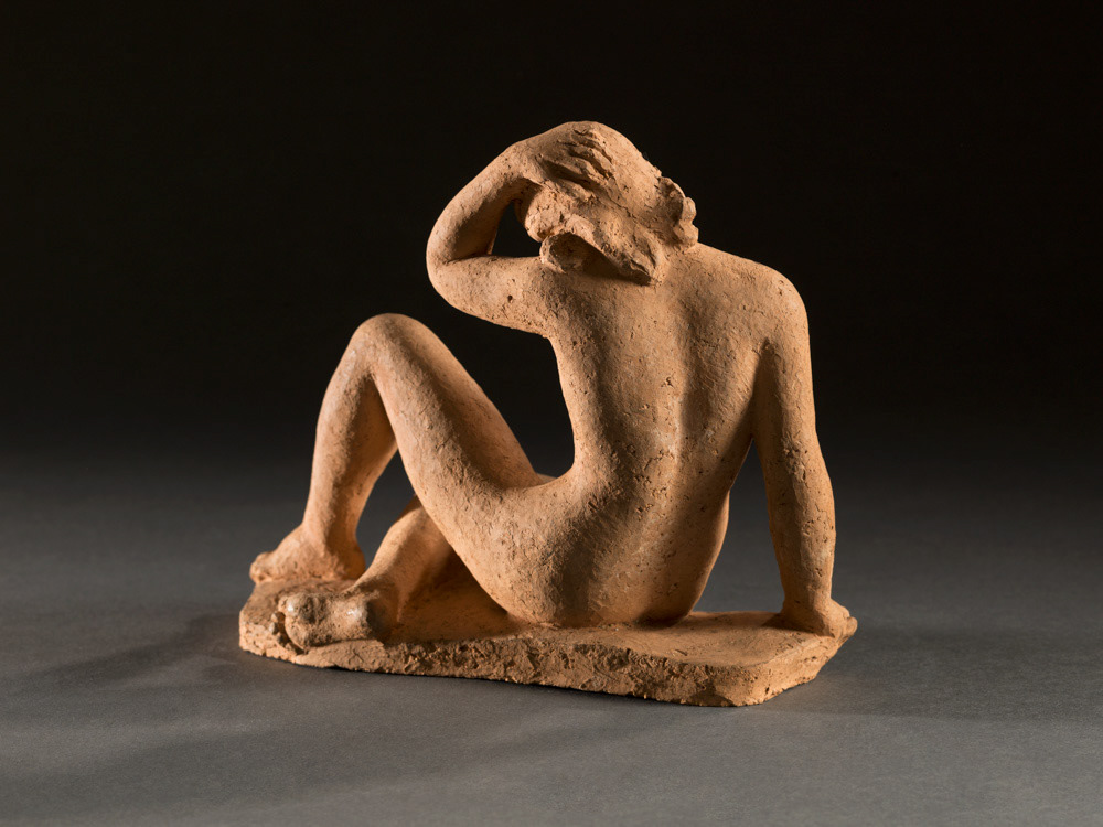 Maillol, Aristide. "Femme nue assise, la main gauche sur la tête". Terre cuite. 1900. Musée des Beaux-Arts de la Ville de Paris, Petit Palais. © Julien vidal / Roger-Viollet