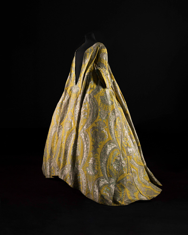 Anonyme. Robe volante. Lampas de soie liseré lancé broché, fils de soie, filés et ondés argent. Vers 1720 (étoffe), vers 1730 (robe). Galliera, musée de la Mode de la Ville de Paris. © Julien vidal / Roger-Viollet