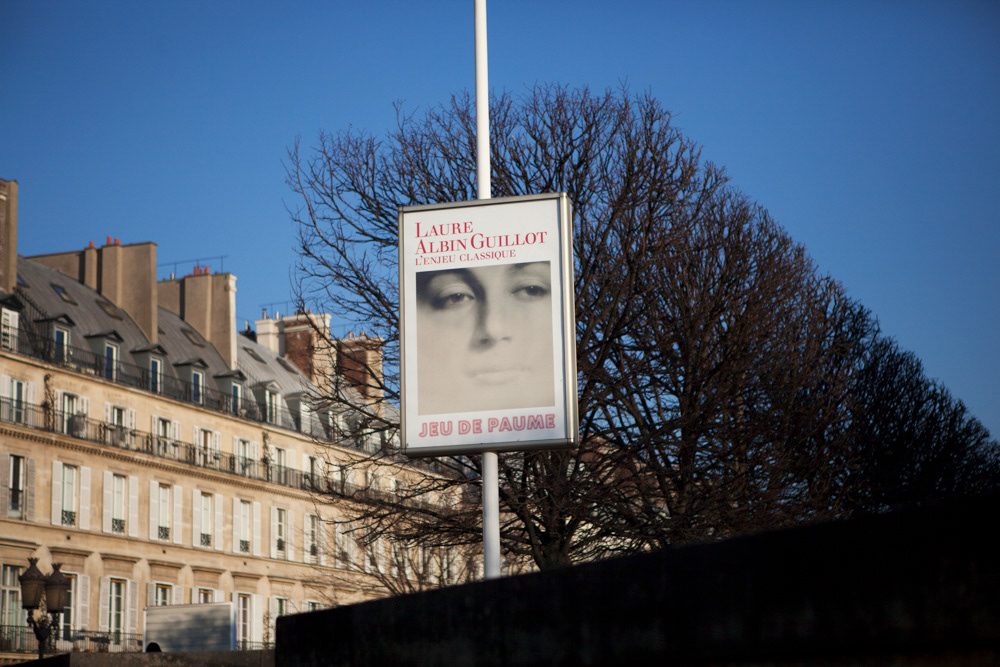 Accrochage de l'exposition "Laure Albin Guillot (1879-1962), l'enjeu classique" au Jeu de Paume. Paris, 18 février 2013.  © Julien Vidal / Parisienne de Photo / Roger-Viollet