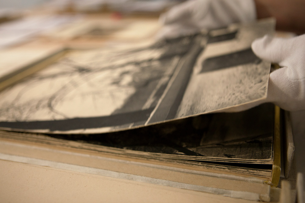 Accrochage de l'exposition "Laure Albin Guillot (1879-1962), l'enjeu classique" au Jeu de Paume. Paris, 18 février 2013.  © Julien Vidal / Parisienne de Photo / Roger-Viollet