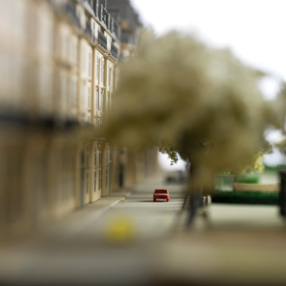 Ville de Paris. Boulevard Flandrin et couverture des voies ferrées de la petite ceinture.Paris (XVIème arr.). Maquette à l'échelle 1/2. Bois, métal, matières synthétiques, résine, peinture, accessoires, 1990. Paris, musée Carnavalet. © Julien vidal / Roger-Viollet
