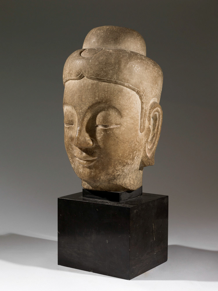 "Grande tête de Buddha". Marbre. Paris, musée Cernuschi. © Julien vidal / Roger-Viollet
